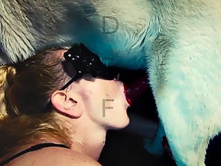 Perro cogiendo a mujer