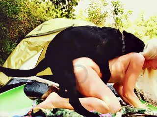 Mujer cojiendo con un perro